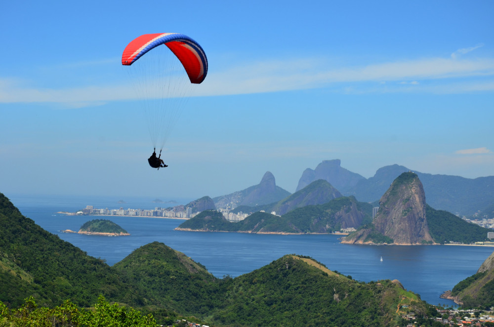 Parapente sobrevoando a região do Parque da Cidade de Niterói no RJ - Foto: Rodrigo Soldon